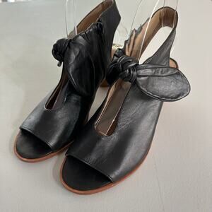 Bernardo Black Leather Block Heel Sandals Bow‎ Zip Women’s Size 6M Peep Toe